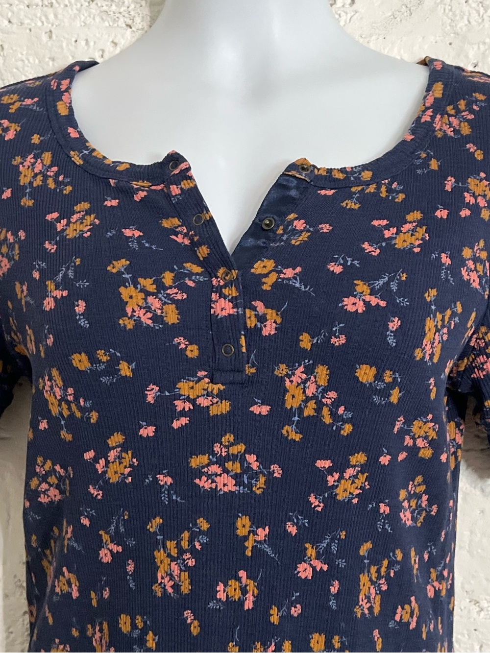 Lucky Brand Womens Top M Blue Floral Ribbed Stretch Short Sleeve Snap Neck AM19 - Picture 2 of 6